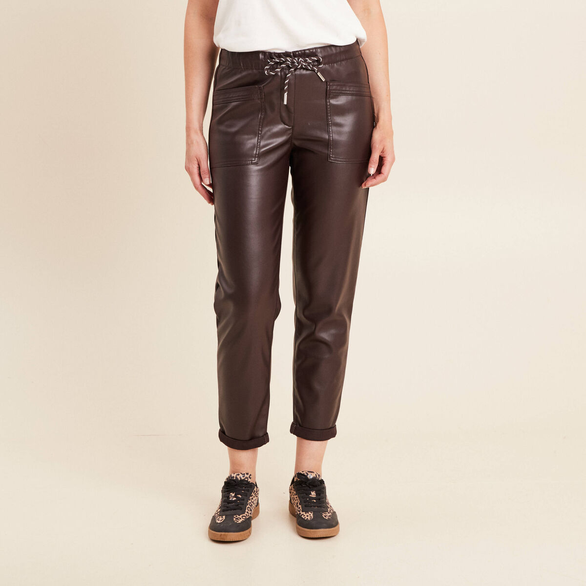 Pantalon coupe mom simili cuir marron fonc&eacute; femme