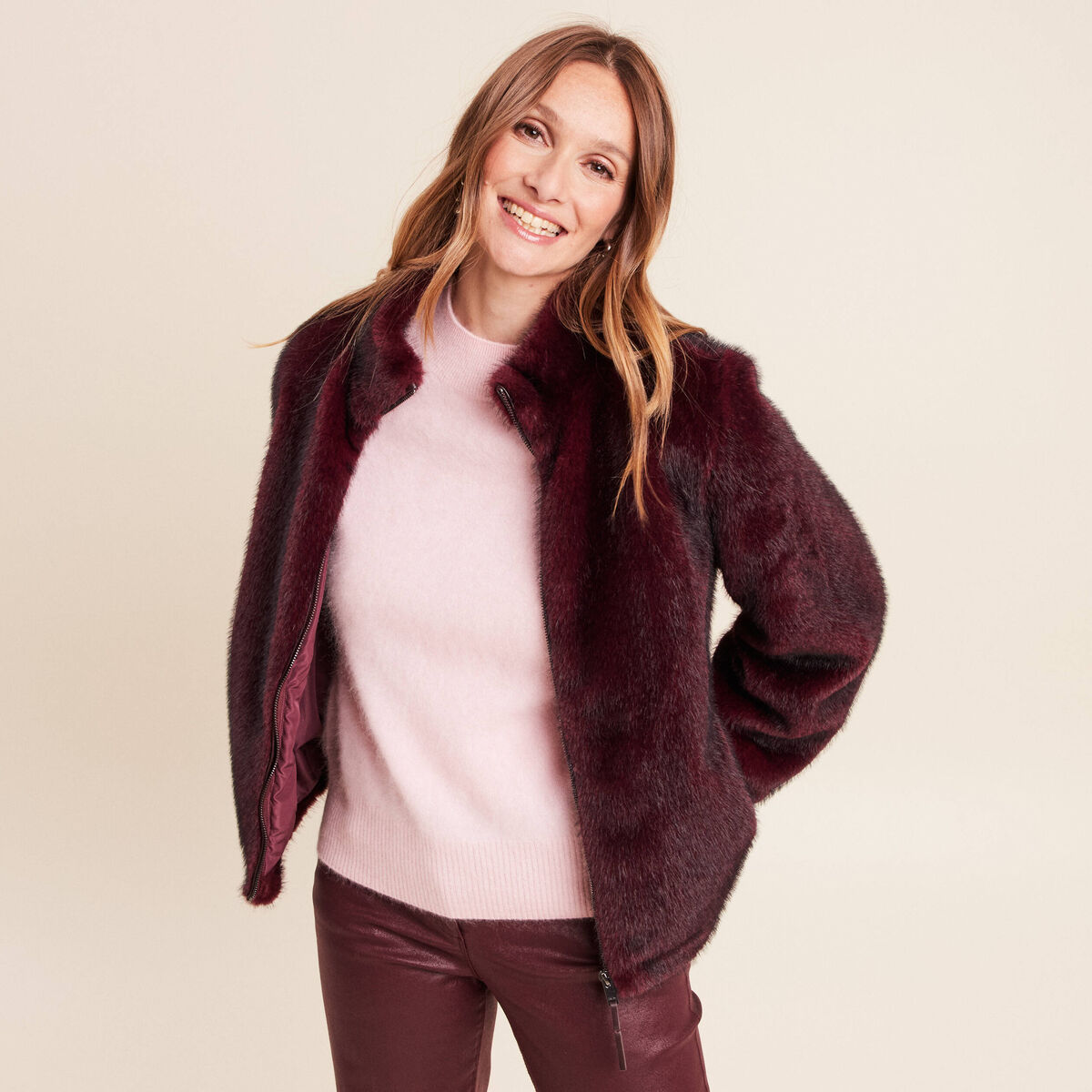 Manteau en fausse fourrure col montant bordeaux femme