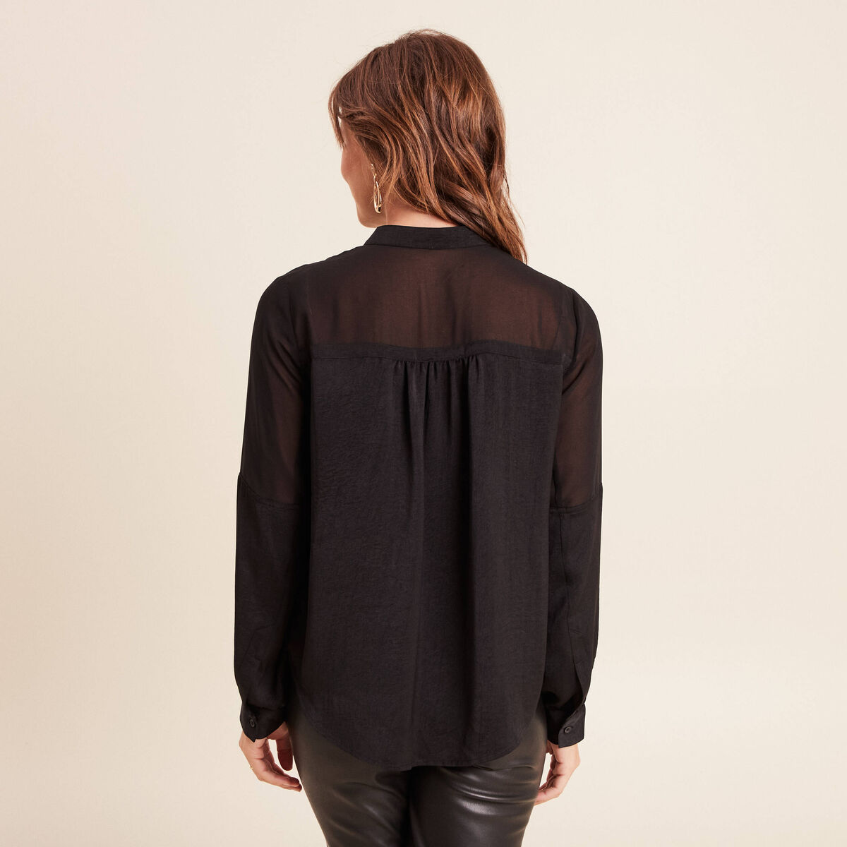 Chemise ample satin&eacute;e manches longues noir femme