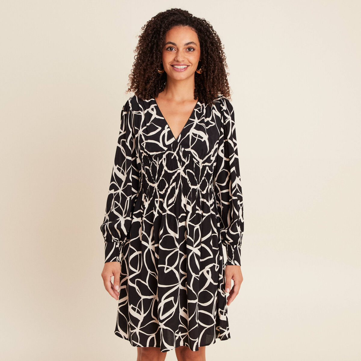 Robe courte &eacute;vas&eacute;e col v manches longues noir femme
