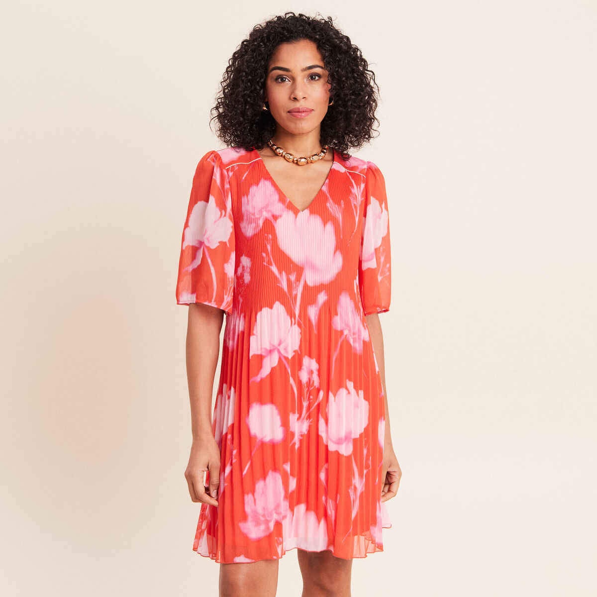 Robe courte &eacute;vas&eacute;e col v manches coudes rouge femme