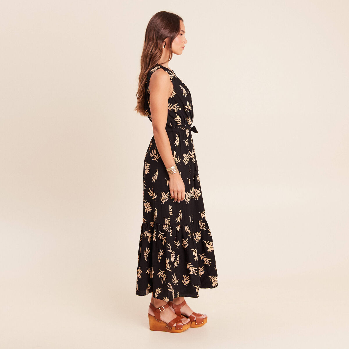 Robe longue &eacute;vas&eacute;e col v sans manches noir femme