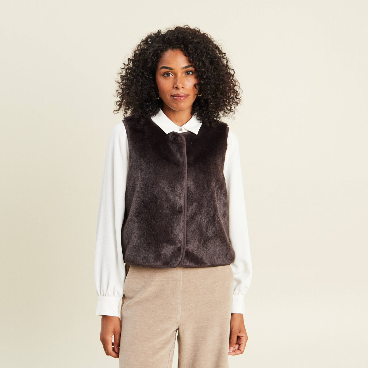 Gilet droit sans manches fausse fourrure marron fonc&eacute; femme