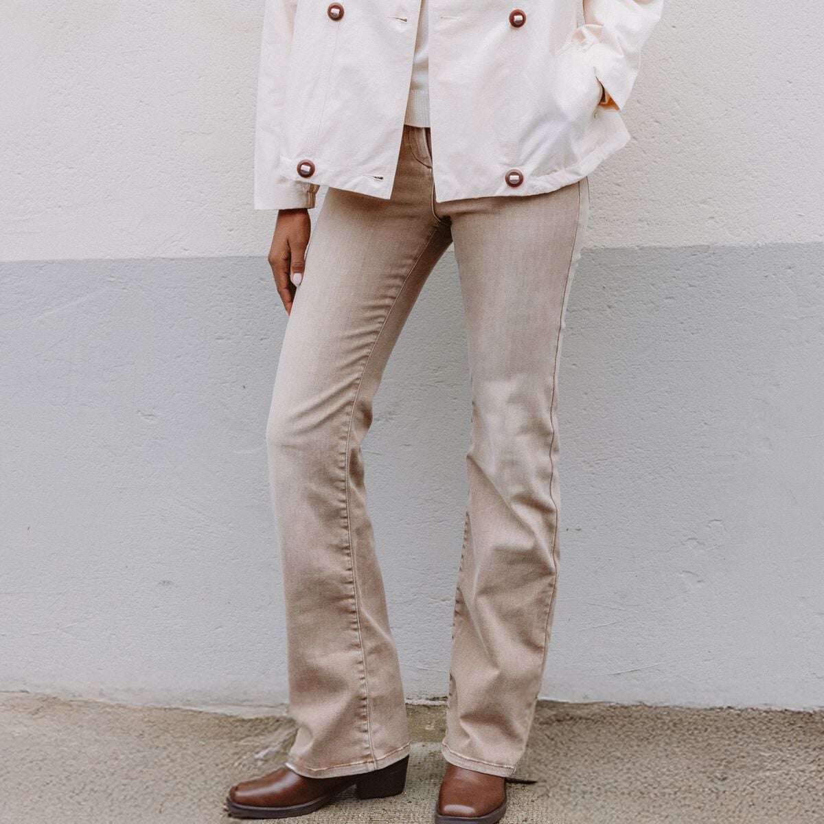 Jean magique L'Unique coupe bootcut denim beige femme