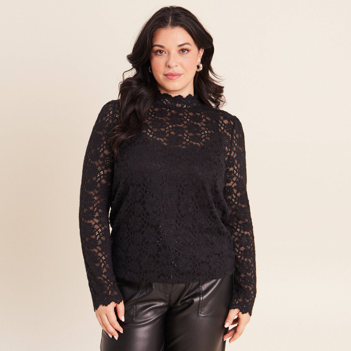 T-shirt cintr&eacute; col montant dentelle noir femme