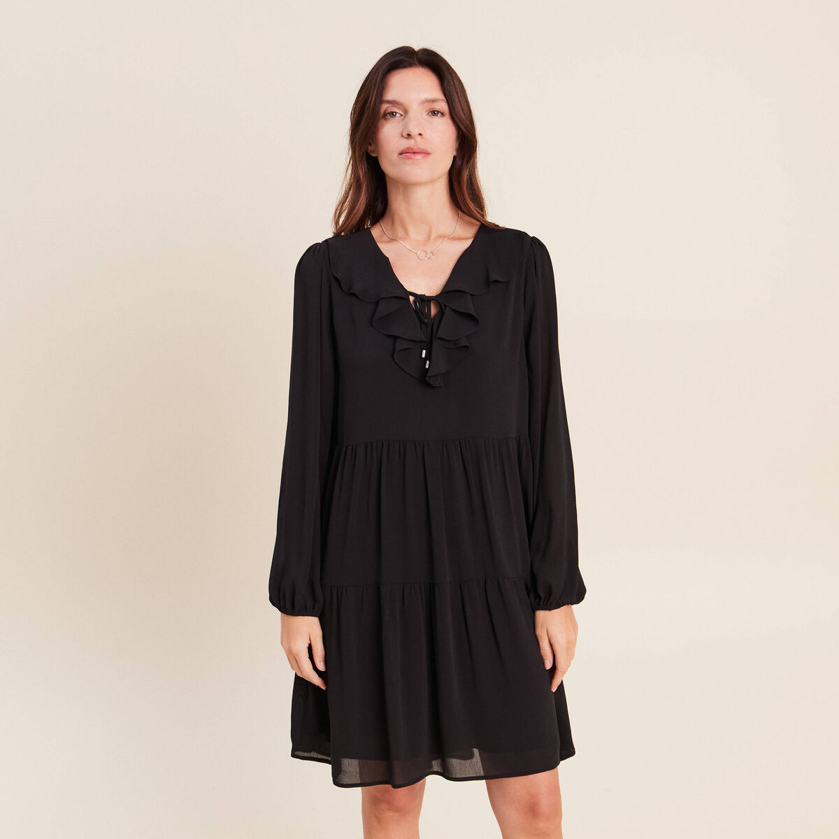 Robe courte &eacute;vas&eacute;e col v manches longues noir femme