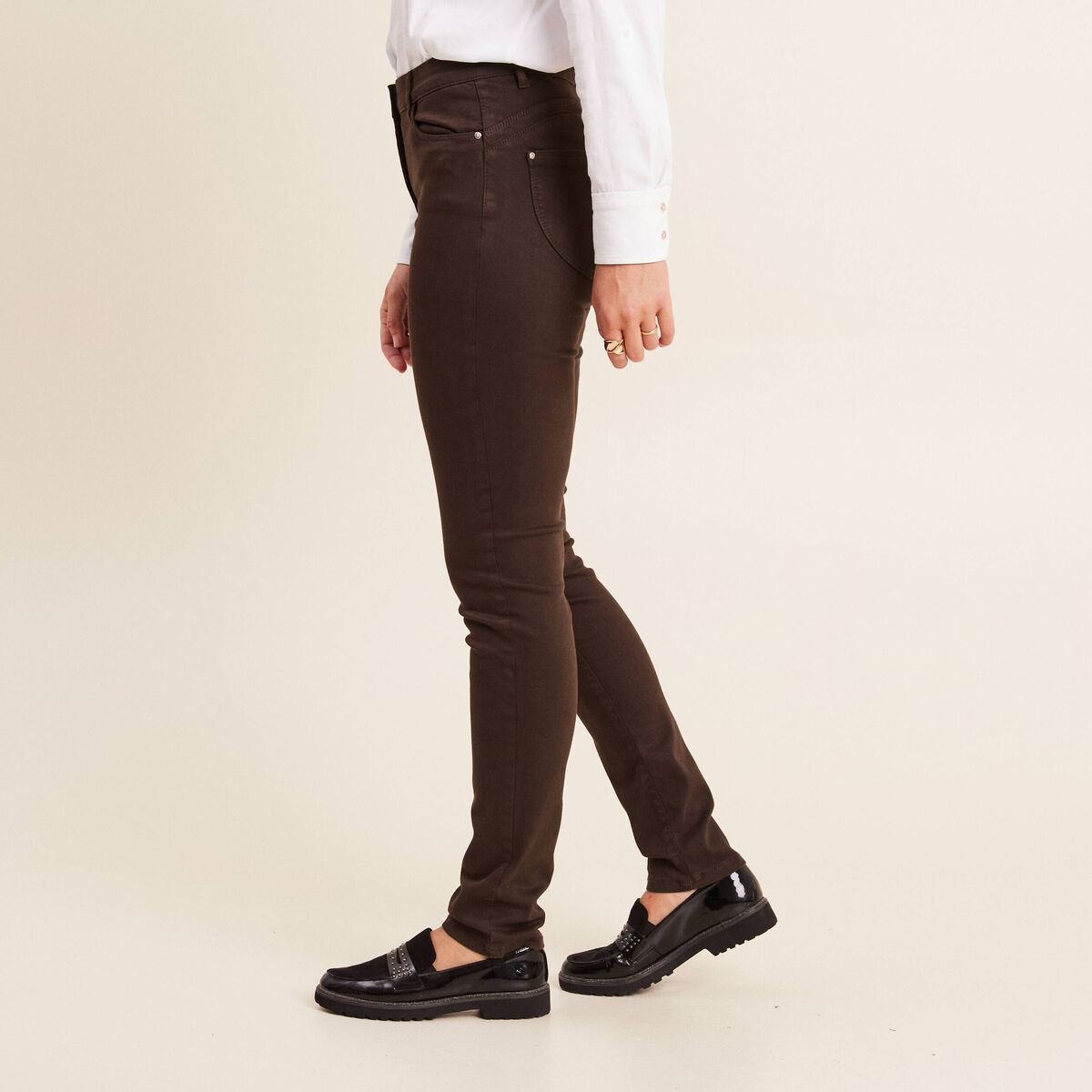 Jean magique L'Unique coupe ajust&eacute;e marron fonc&eacute; femme