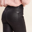 Pantalon iris&eacute; en similicuir noir femme