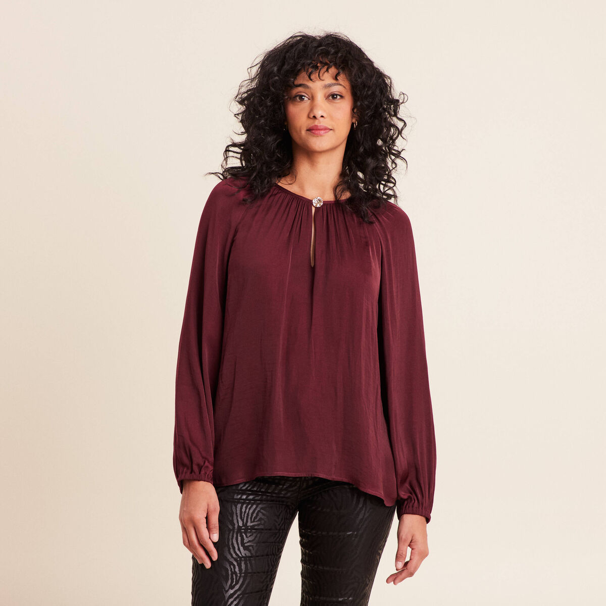 Blouse ample col rond satin&eacute;e bordeaux femme