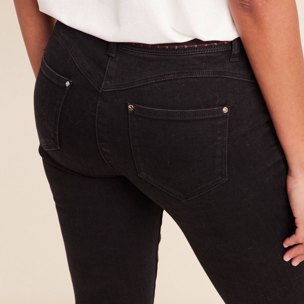 Jean coupe ajust&eacute;e avec broderie noir femme