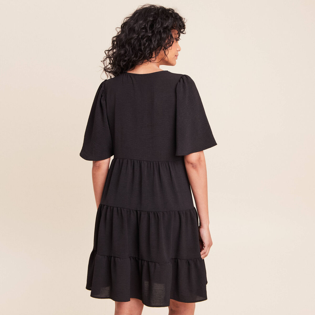 Robe courte &eacute;vas&eacute;e col v manches courtes noir femme
