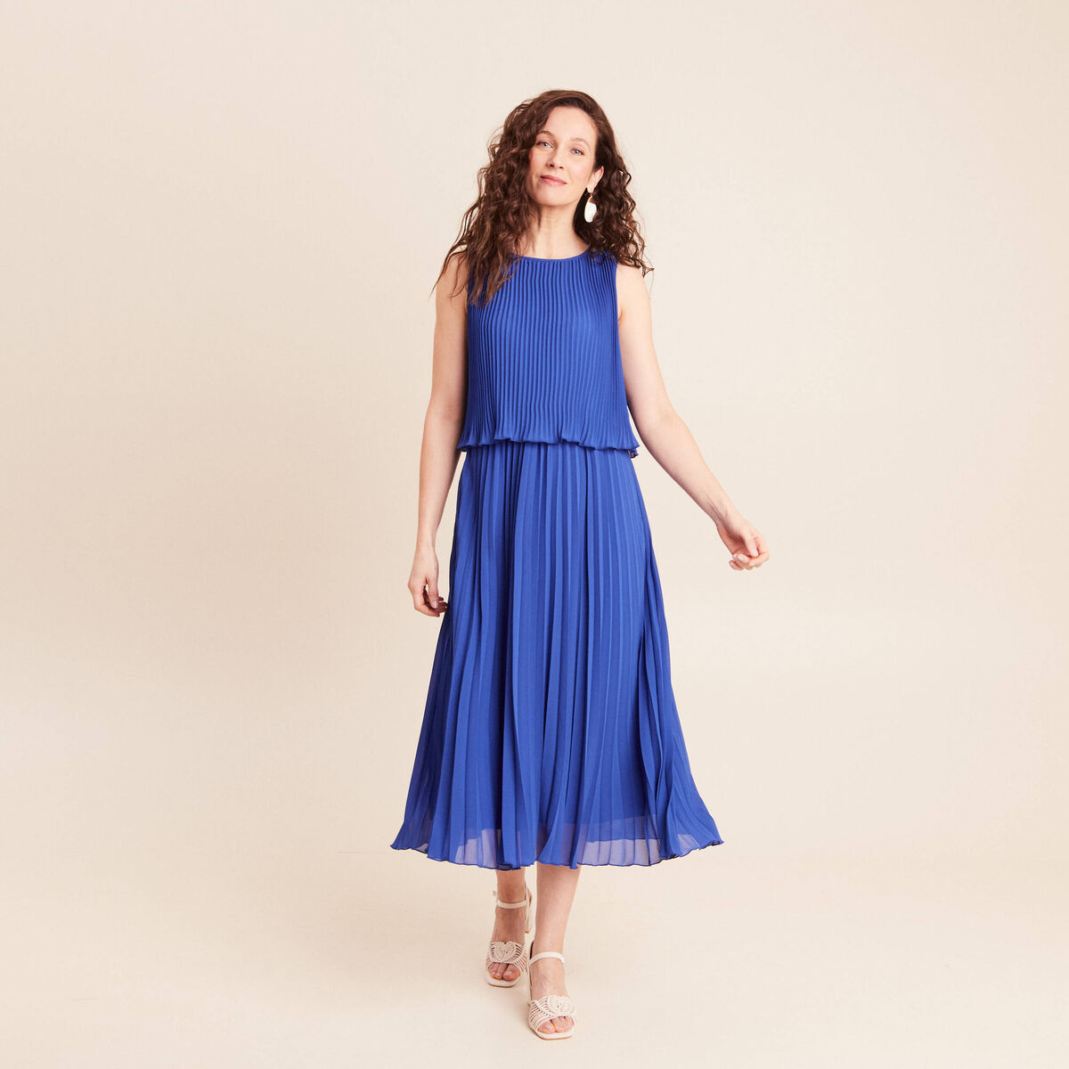 Robe longue &eacute;vas&eacute;e pliss&eacute;e sans manches bleu fonc&eacute; femme