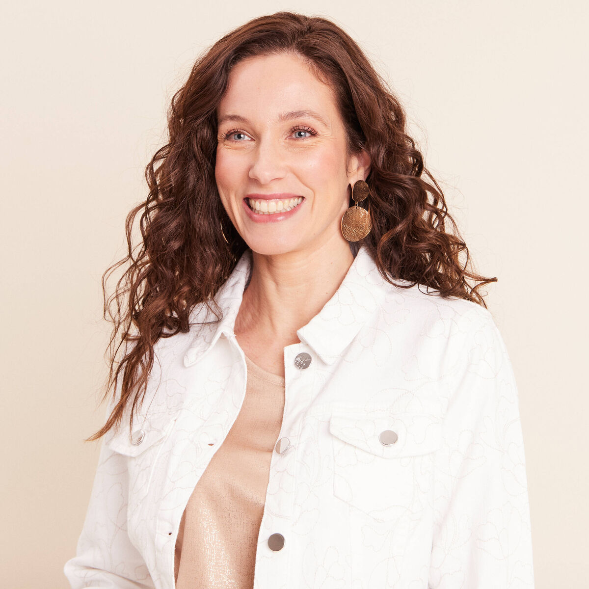 Veste cintr&eacute;e en jean avec broderies blanc femme