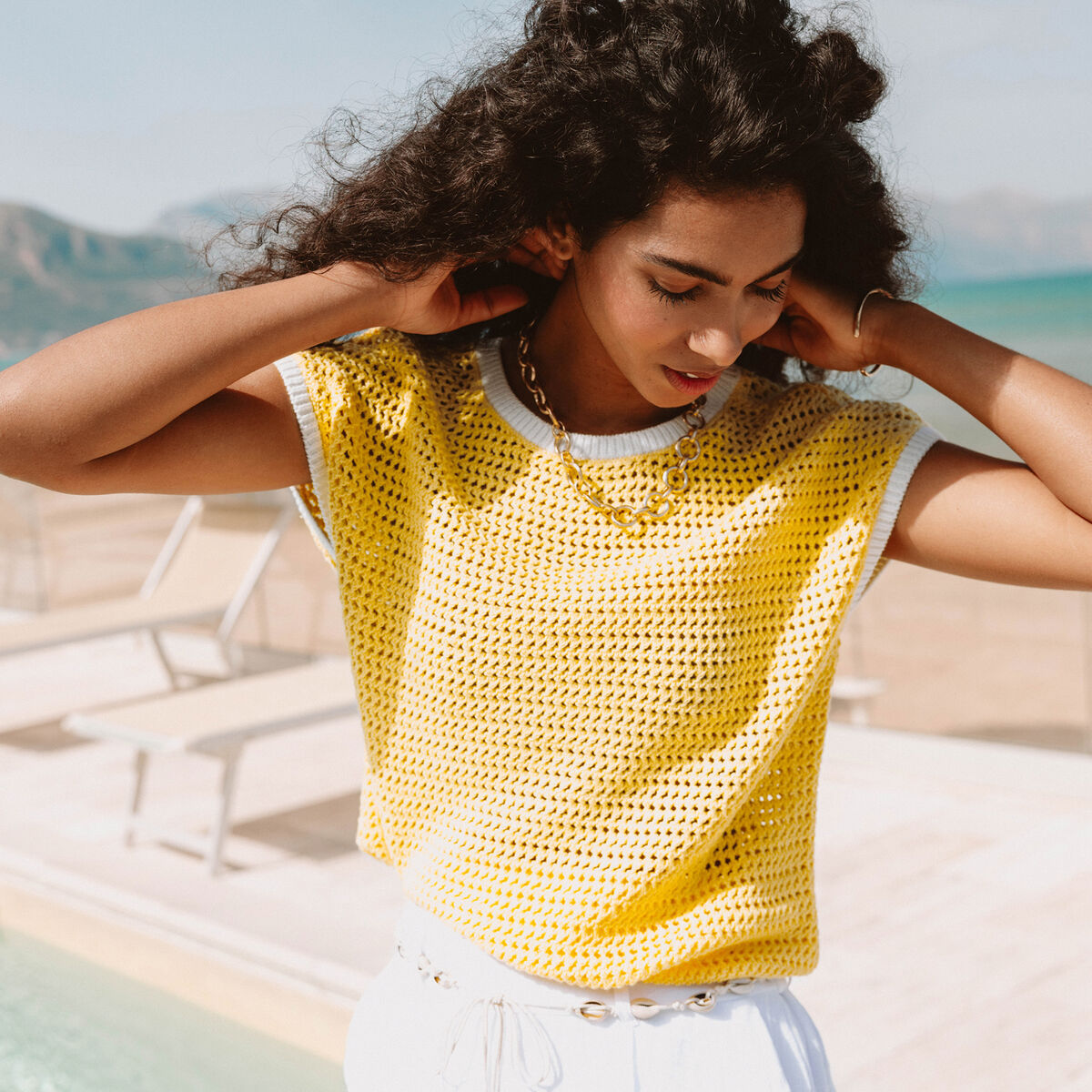 Pull ajour&eacute; sans manches col rond jaune pastel femme