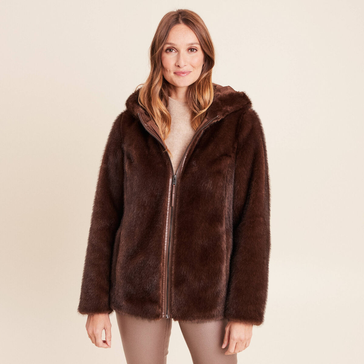 Manteau en fausse fourrure &agrave; capuche marron fonc&eacute; femme