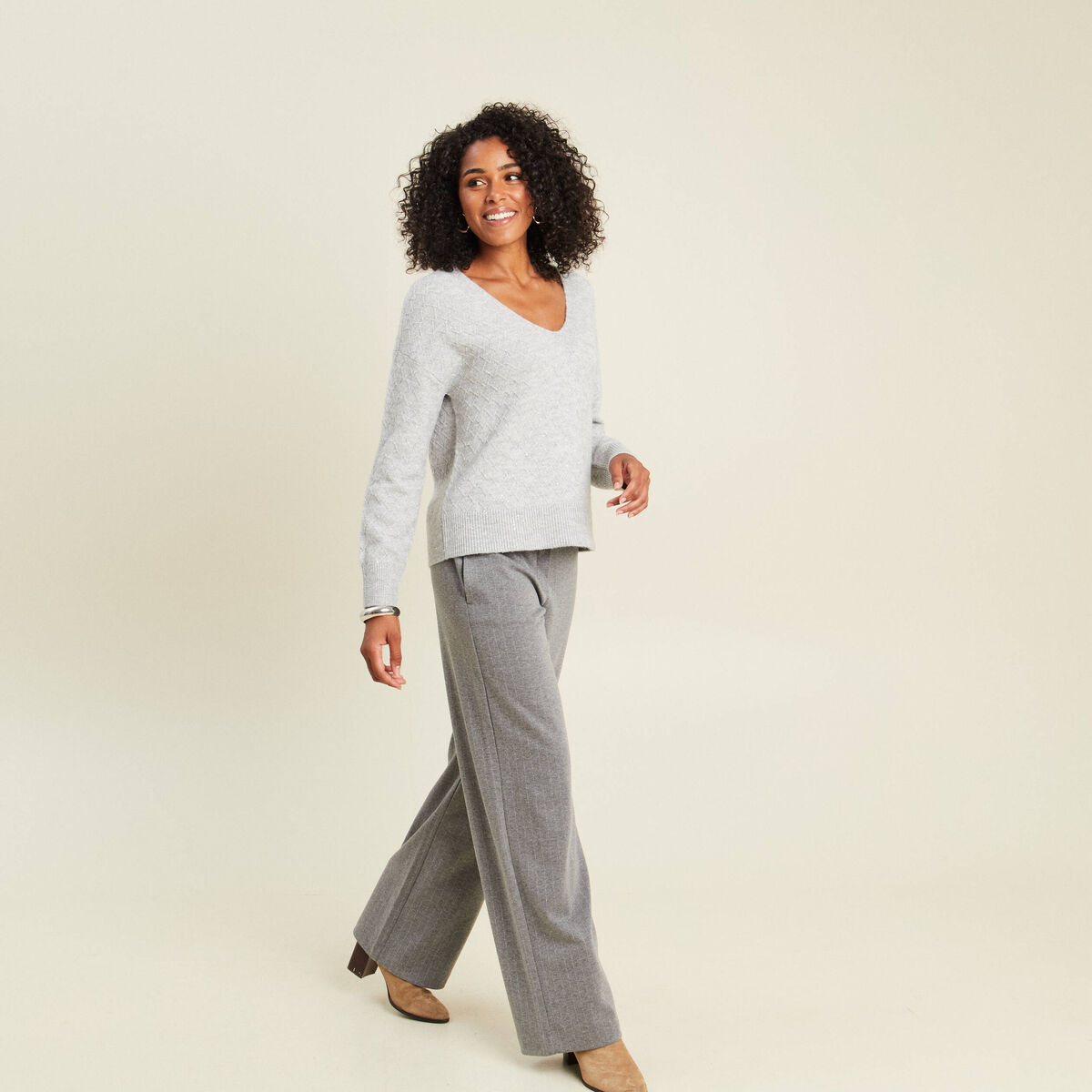 Pull col v &agrave; sequins gris clair femme