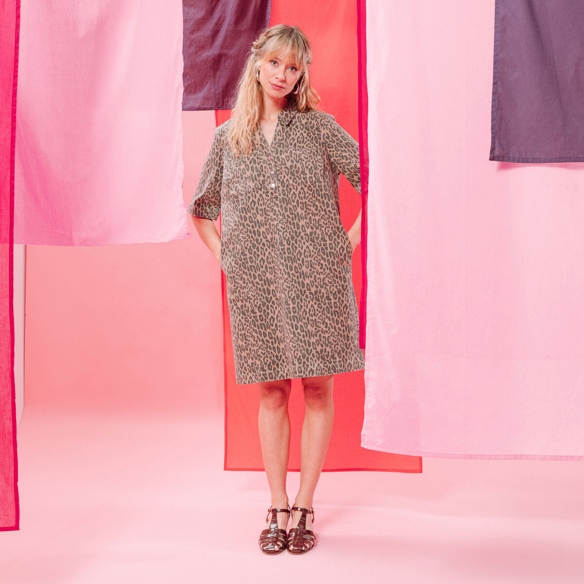 Robe courte droite imprim&eacute;e l&eacute;opard marron femme