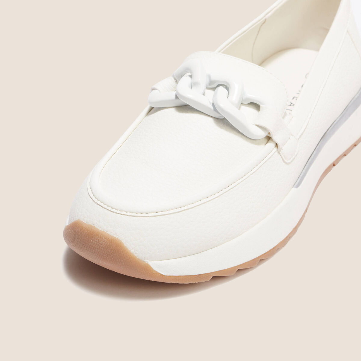 Mocassins d&eacute;tail cha&icirc;ne blanc femme