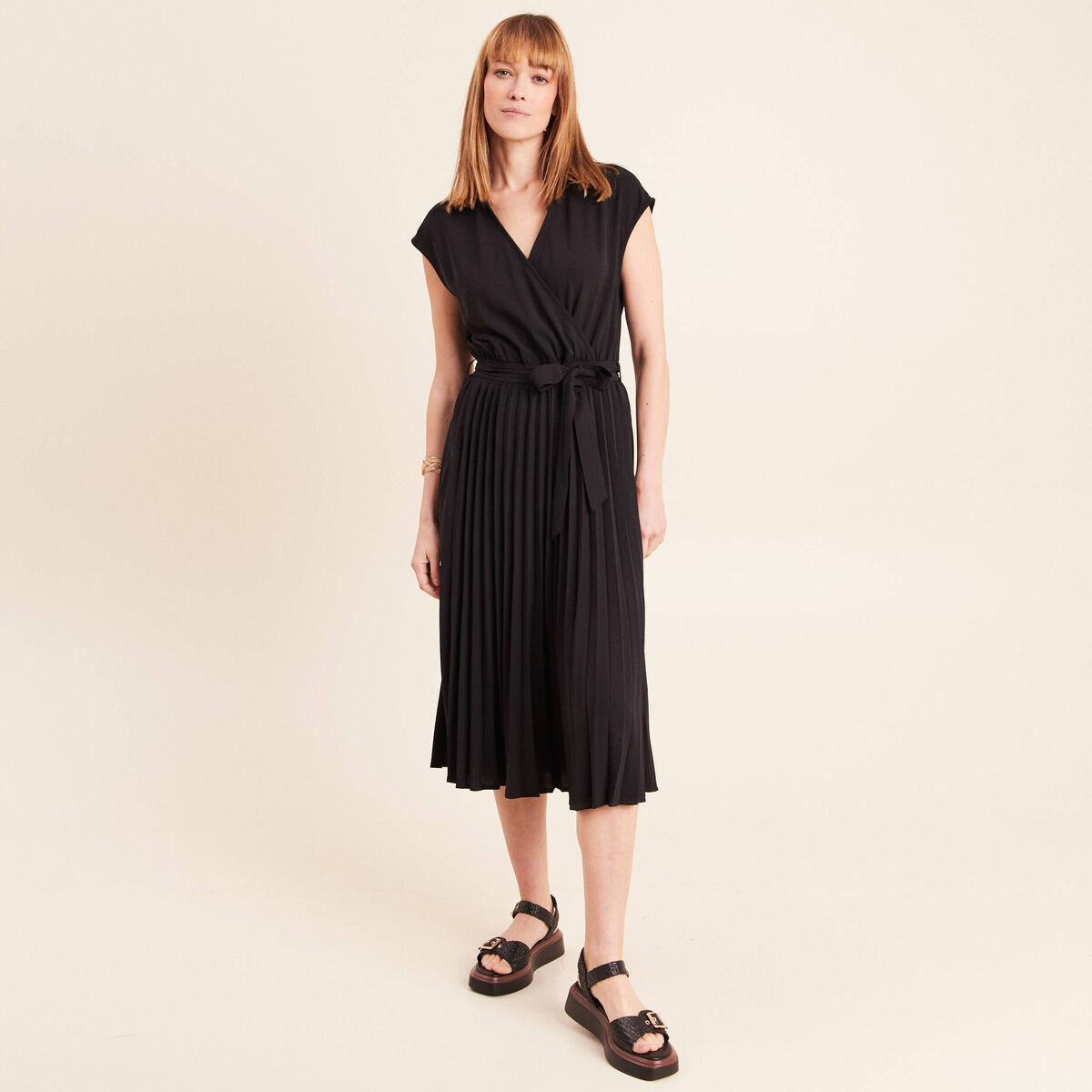 Robe &eacute;vas&eacute;e genou manches tr&egrave;s courtes noir femme
