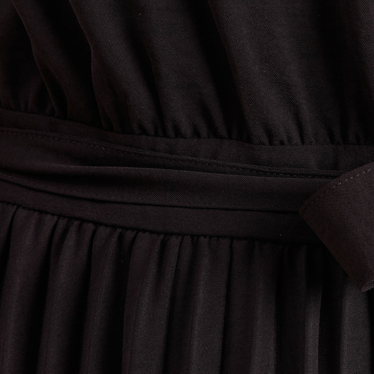 Robe &eacute;vas&eacute;e genou manches tr&egrave;s courtes noir femme