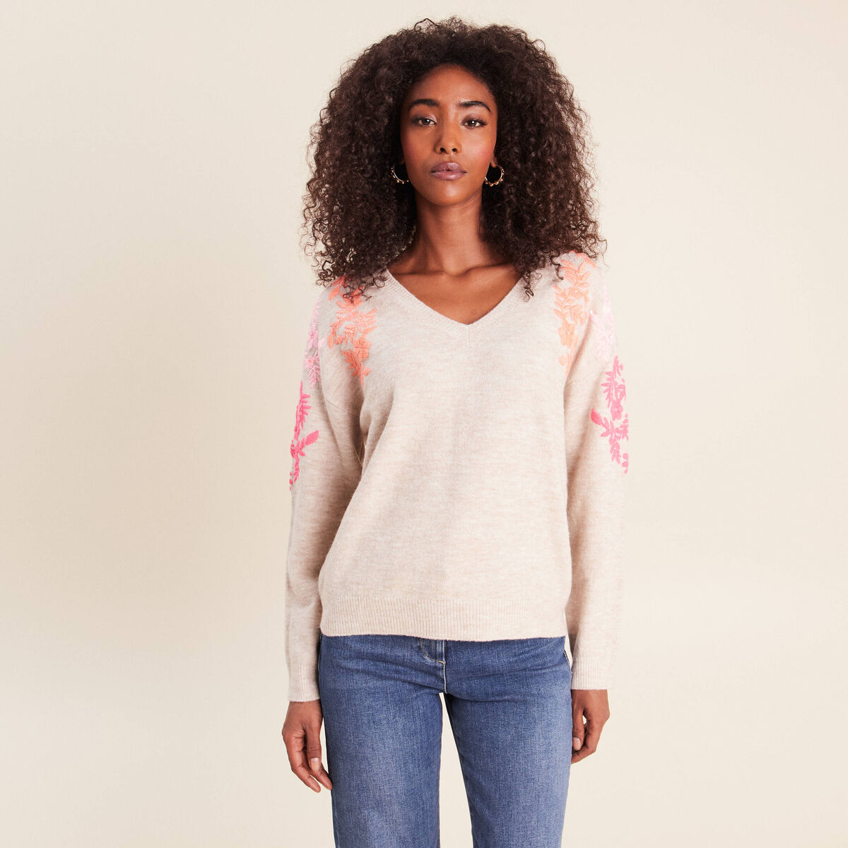 Pull col v avec broderie beige femme