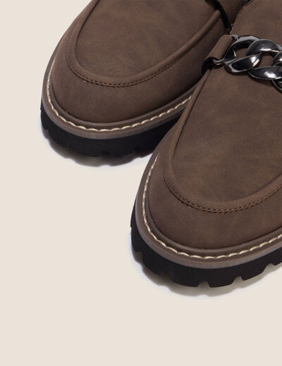 Mocassins avec cha&icirc;ne aspect daim marron femme