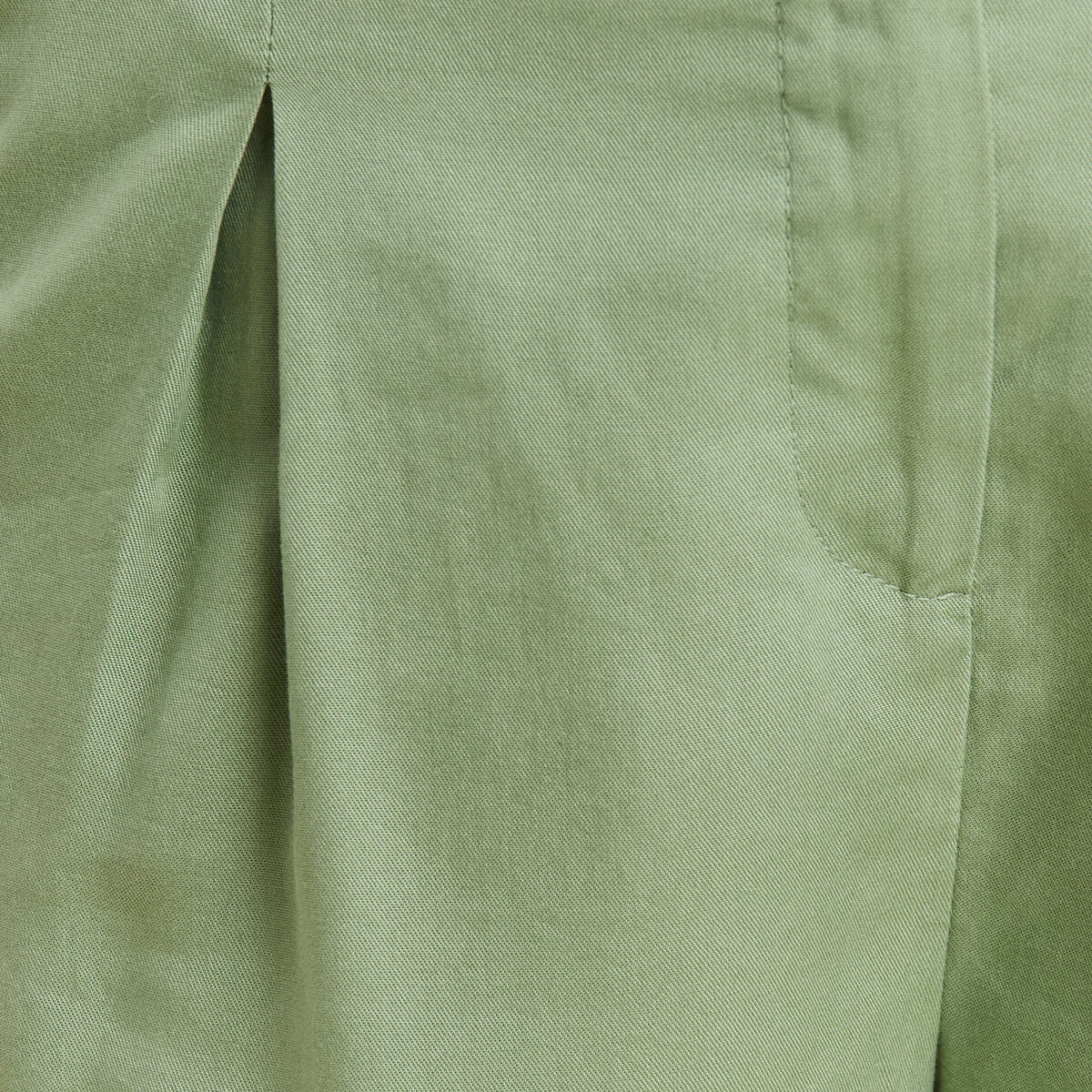 Short droit &agrave; pinces vert olive femme