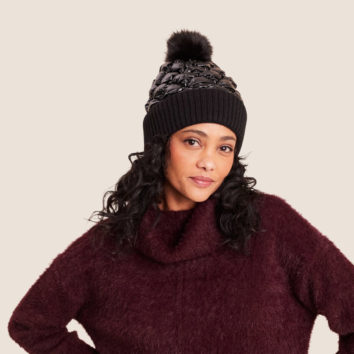 Bonnet matelass&eacute; &agrave; pompon noir femme
