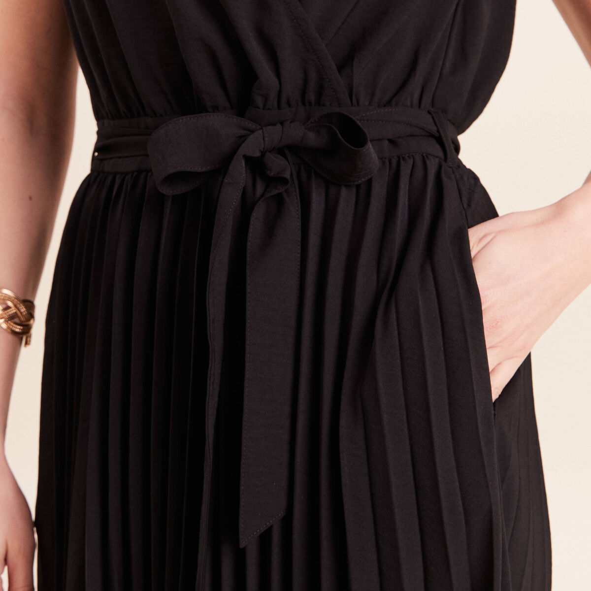 Robe &eacute;vas&eacute;e genou manches tr&egrave;s courtes noir femme