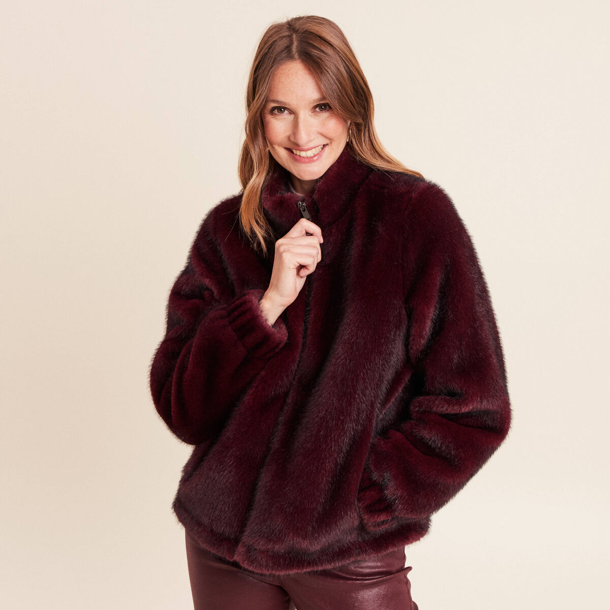 Manteau en fausse fourrure col montant bordeaux femme