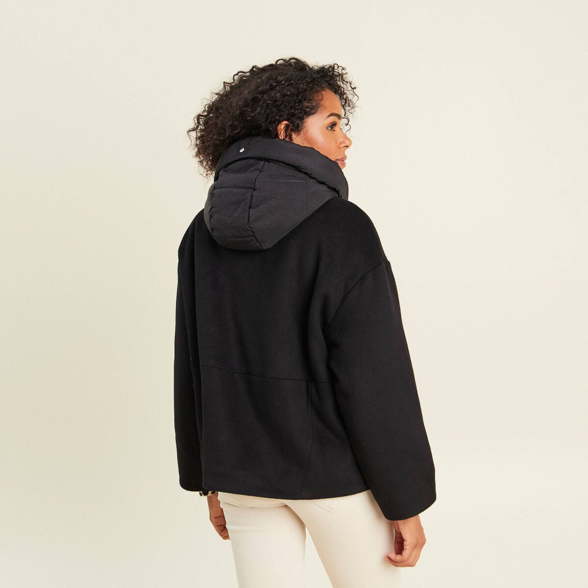 Manteau ample court &agrave; capuche noir femme