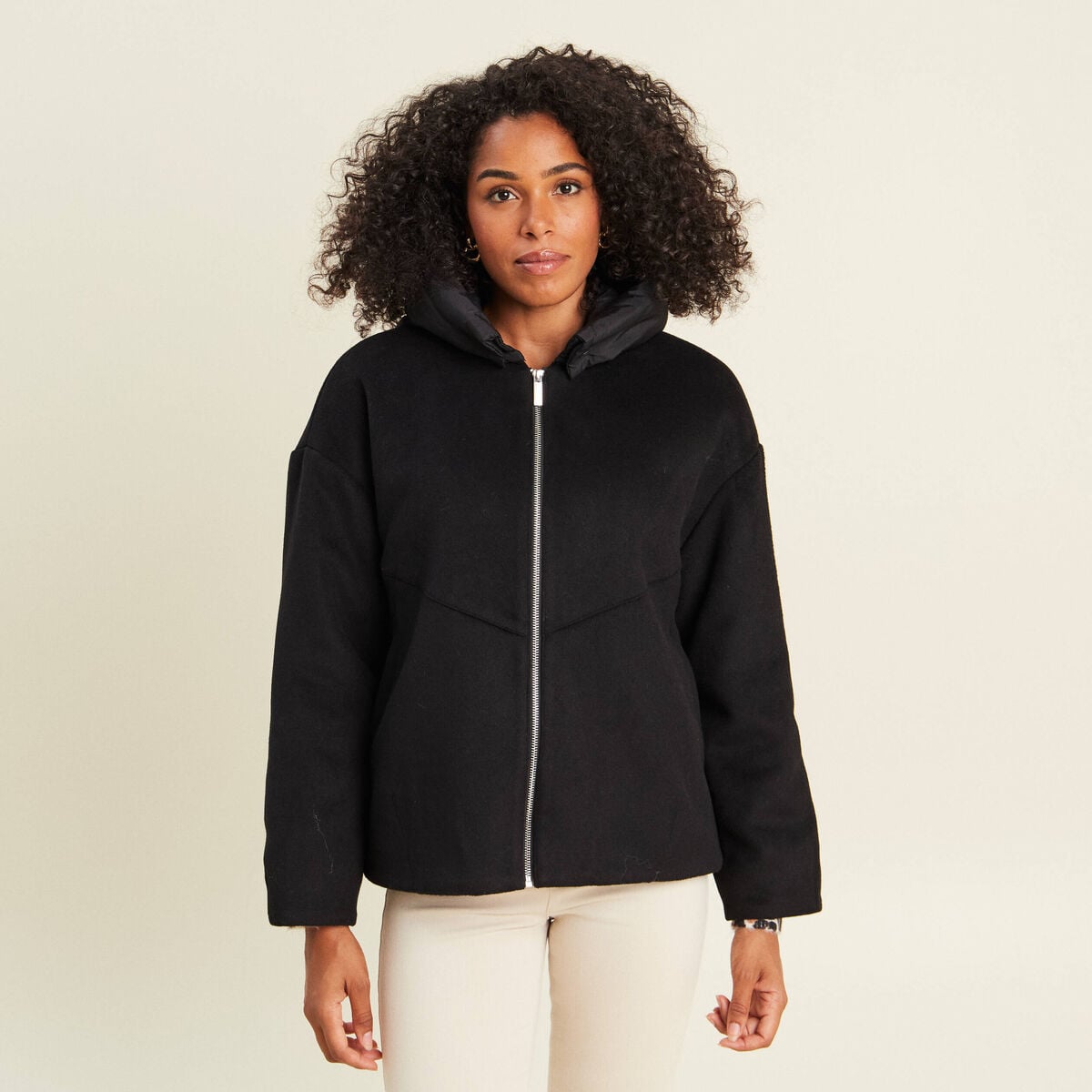 Manteau ample court &agrave; capuche noir femme