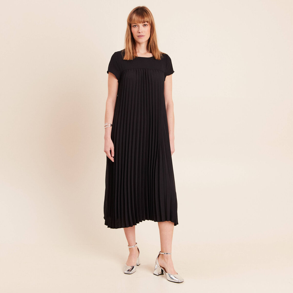 Robe longue &eacute;vas&eacute;e manches courtes noir femme