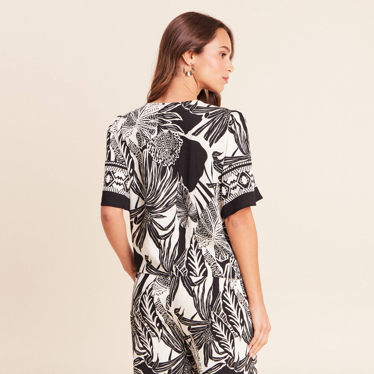 Chemise col v manches courtes fluides noir femme