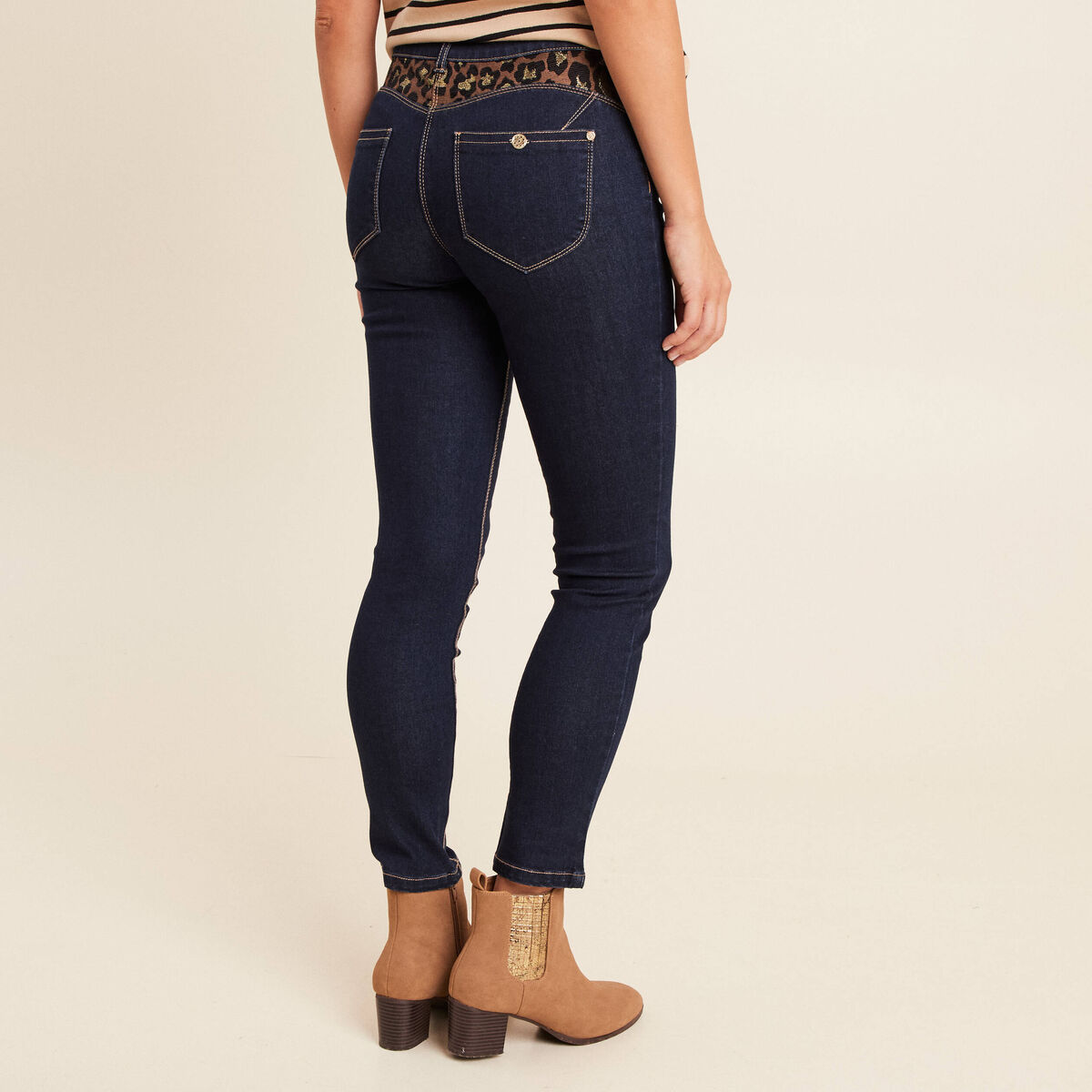 Pantalon ajust&eacute; taille bascul&eacute;e denim brut femme