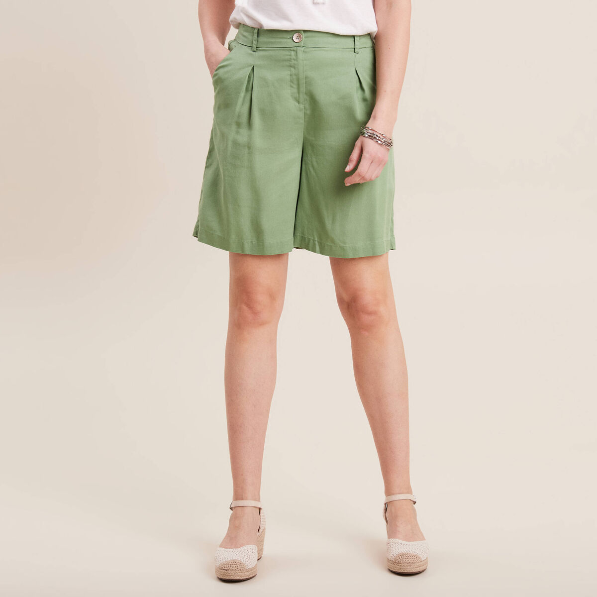 Short droit &agrave; pinces vert olive femme