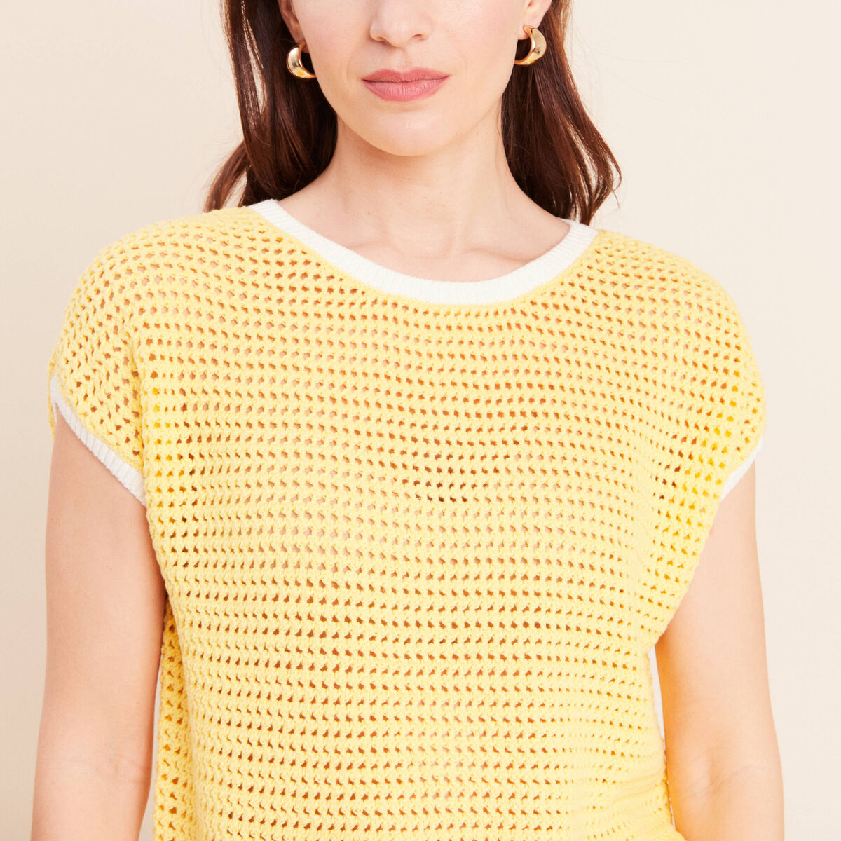 Pull ajour&eacute; sans manches col rond jaune pastel femme