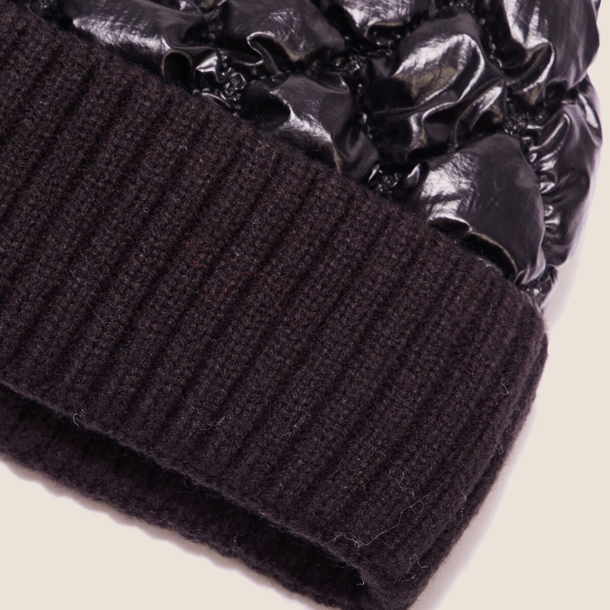 Bonnet matelass&eacute; &agrave; pompon noir femme