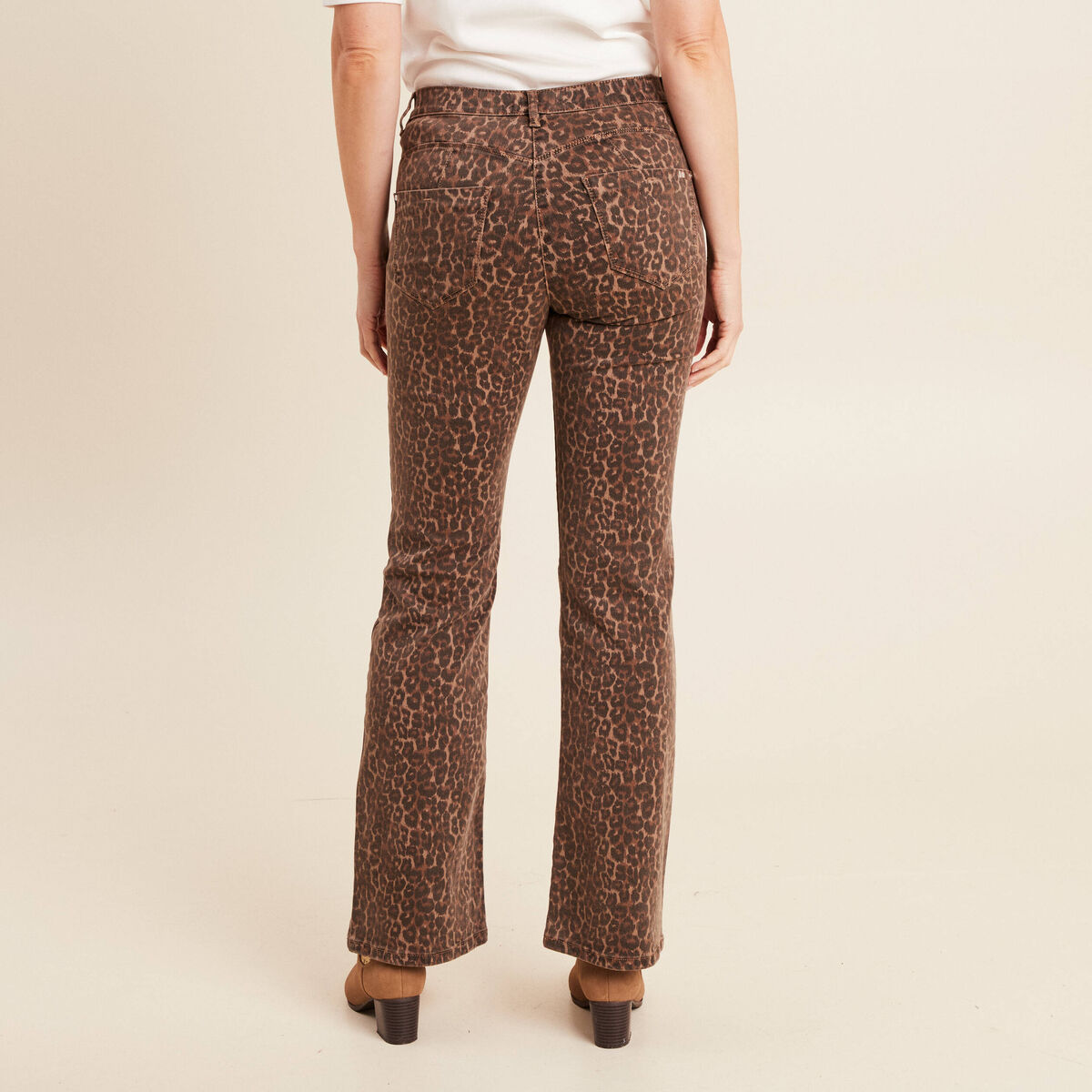 Pantalon magique L'Unique coupe bootcut marron cognac femme