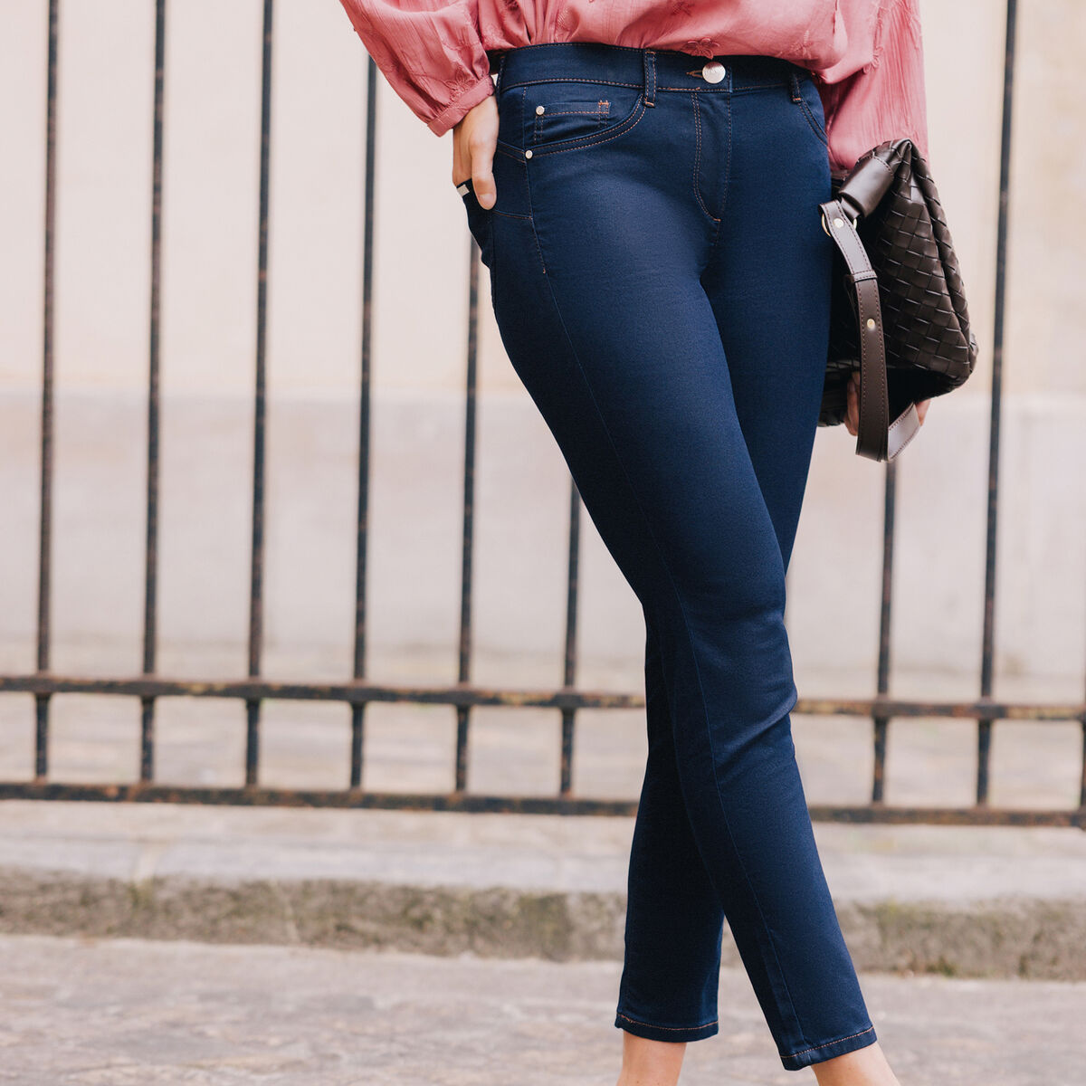 Jean magique Le L&eacute;ger coupe ajust&eacute;e denim brut femme