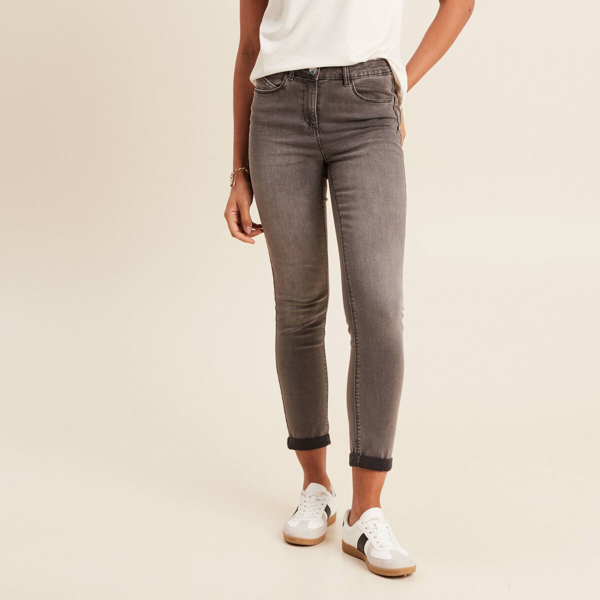 Jean coupe ajust&eacute;e 7/8&egrave;me gris femme