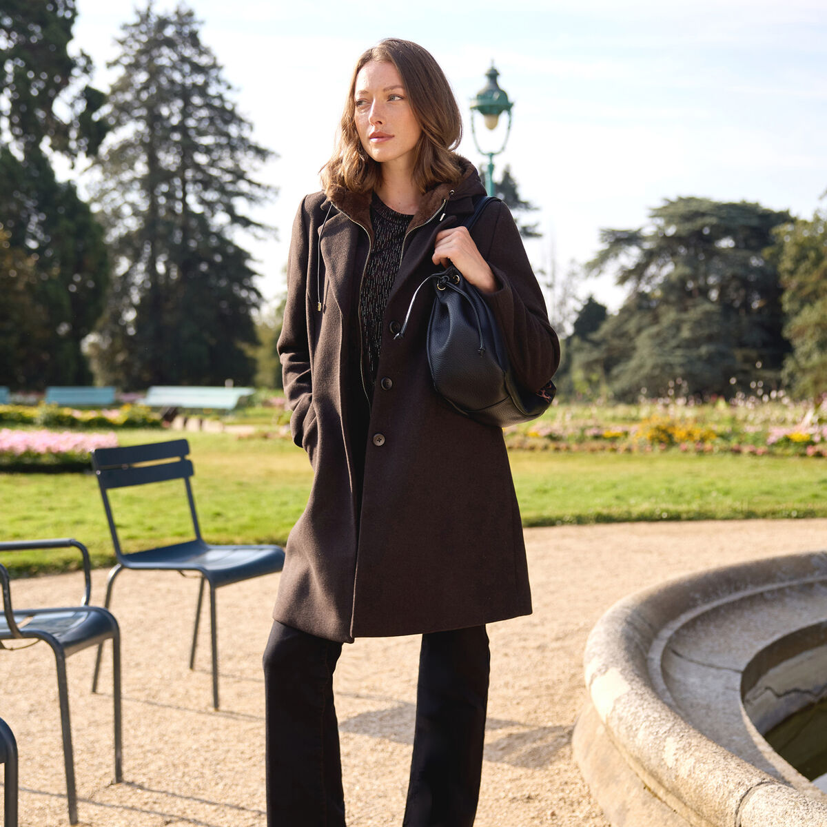 Manteau ajust&eacute; capuche amovible marron fonc&eacute; femme