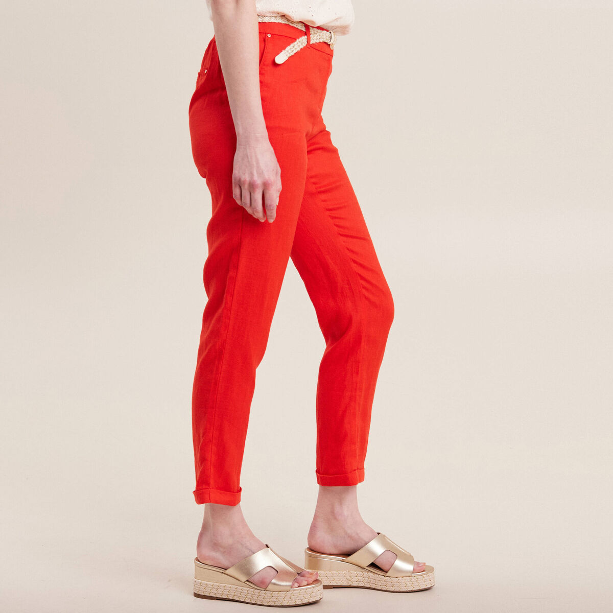 Pantalon coupe chino en lin ceintur&eacute; orange femme