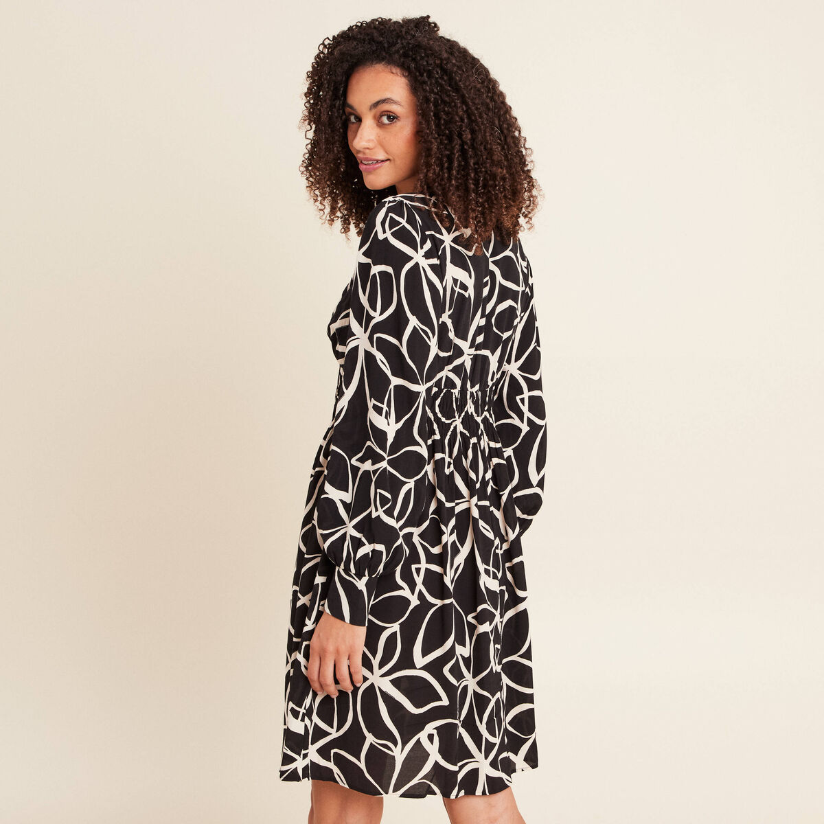 Robe courte &eacute;vas&eacute;e col v manches longues noir femme