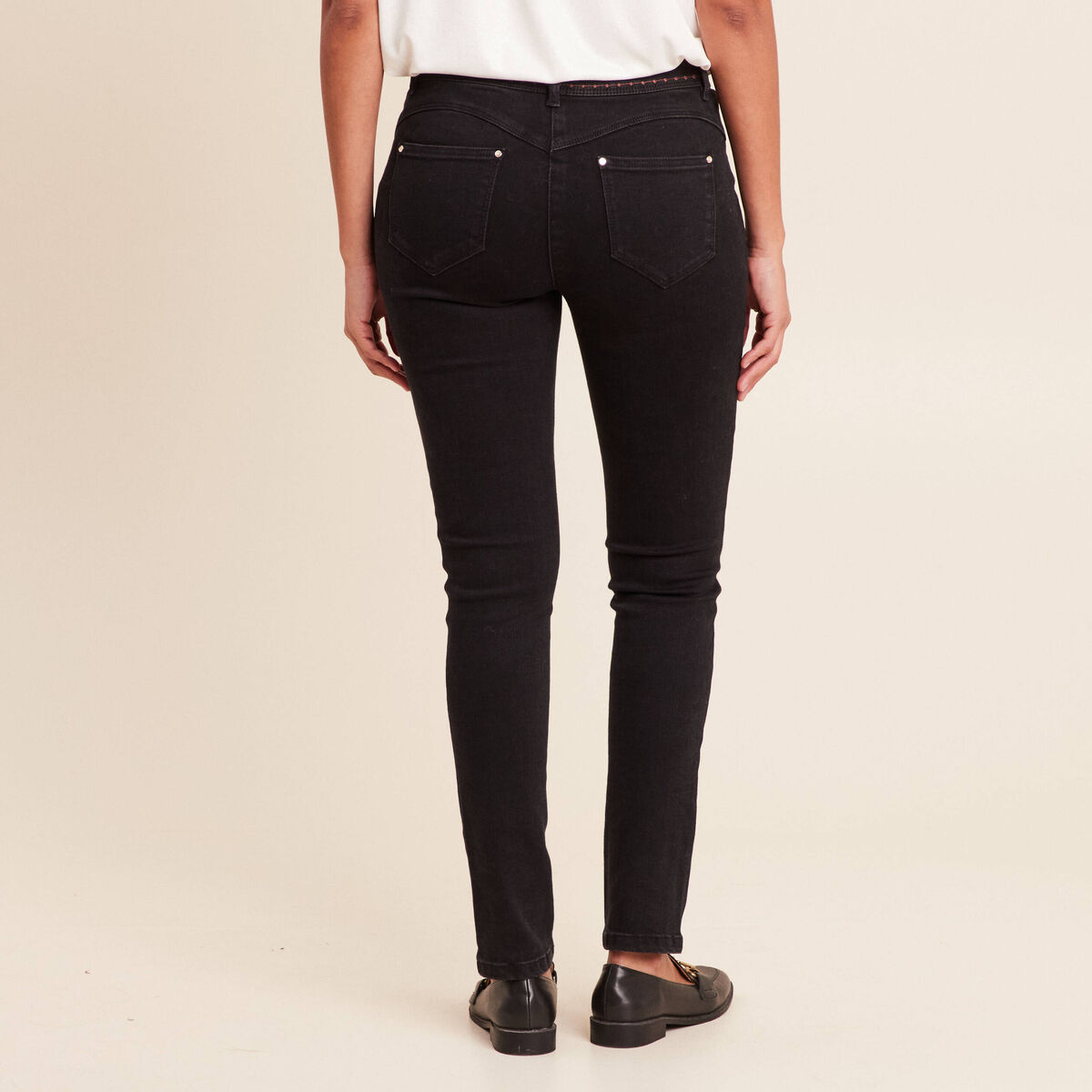 Jean coupe ajust&eacute;e avec broderie noir femme