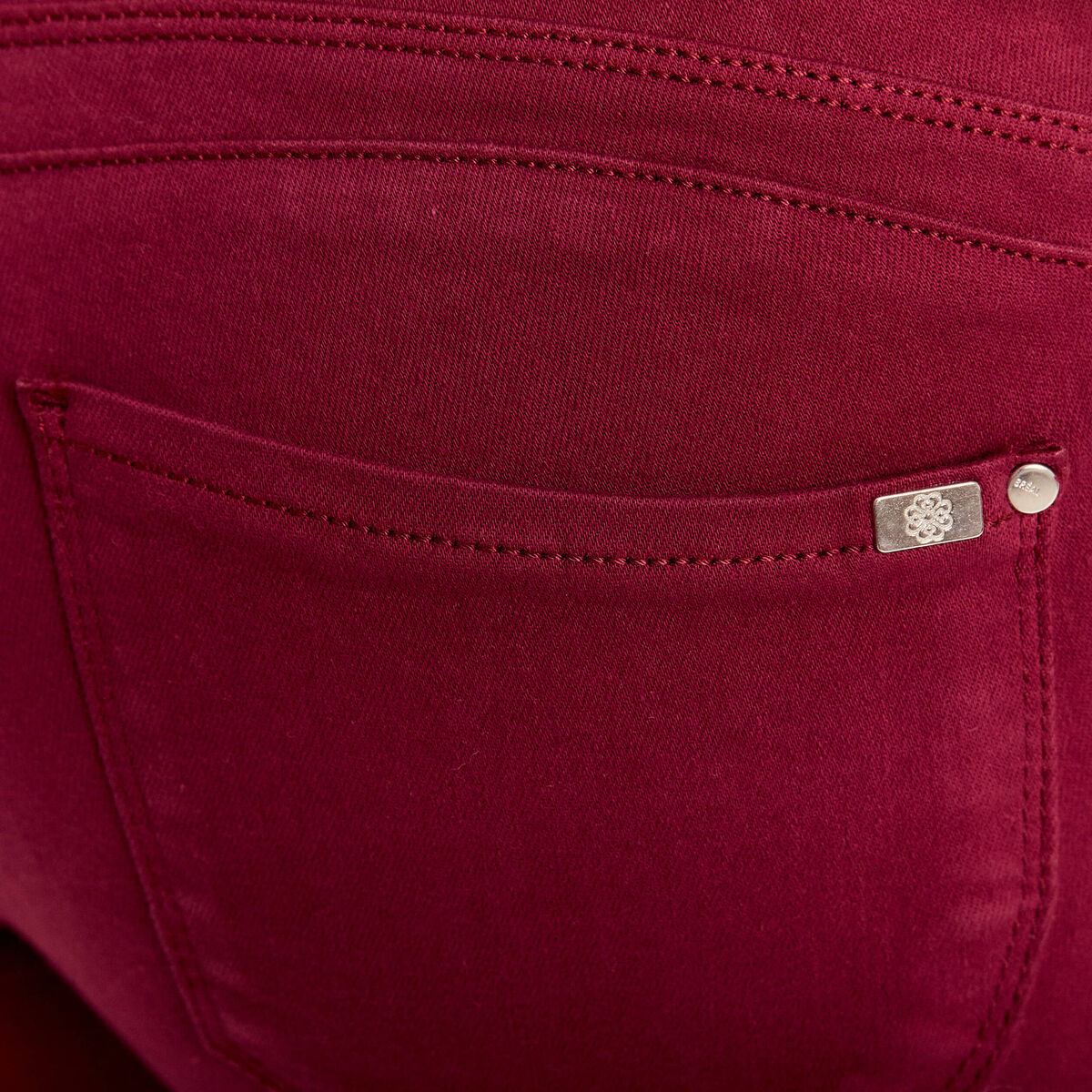 Jean magique ajusté taille standard rouge foncé femme