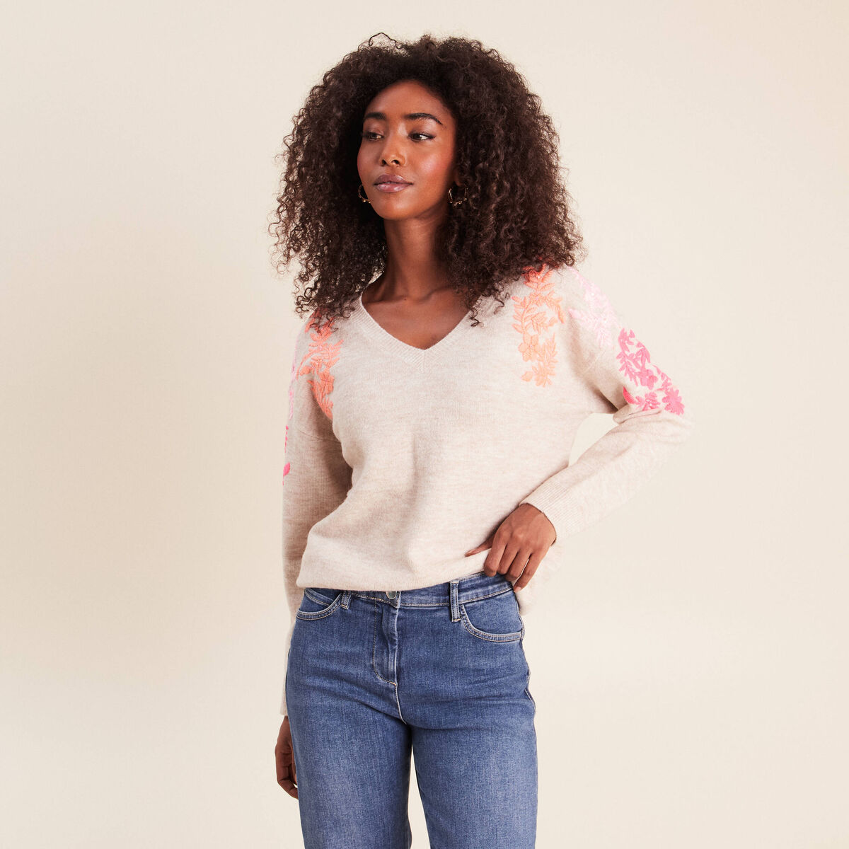 Pull col v avec broderie beige femme