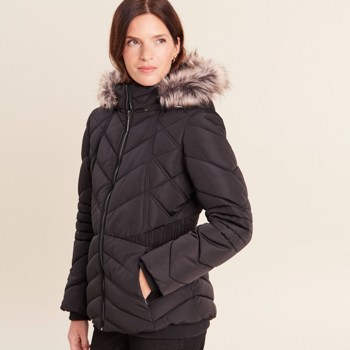 Doudoune cintr&eacute;e capuche manches longues noir femme