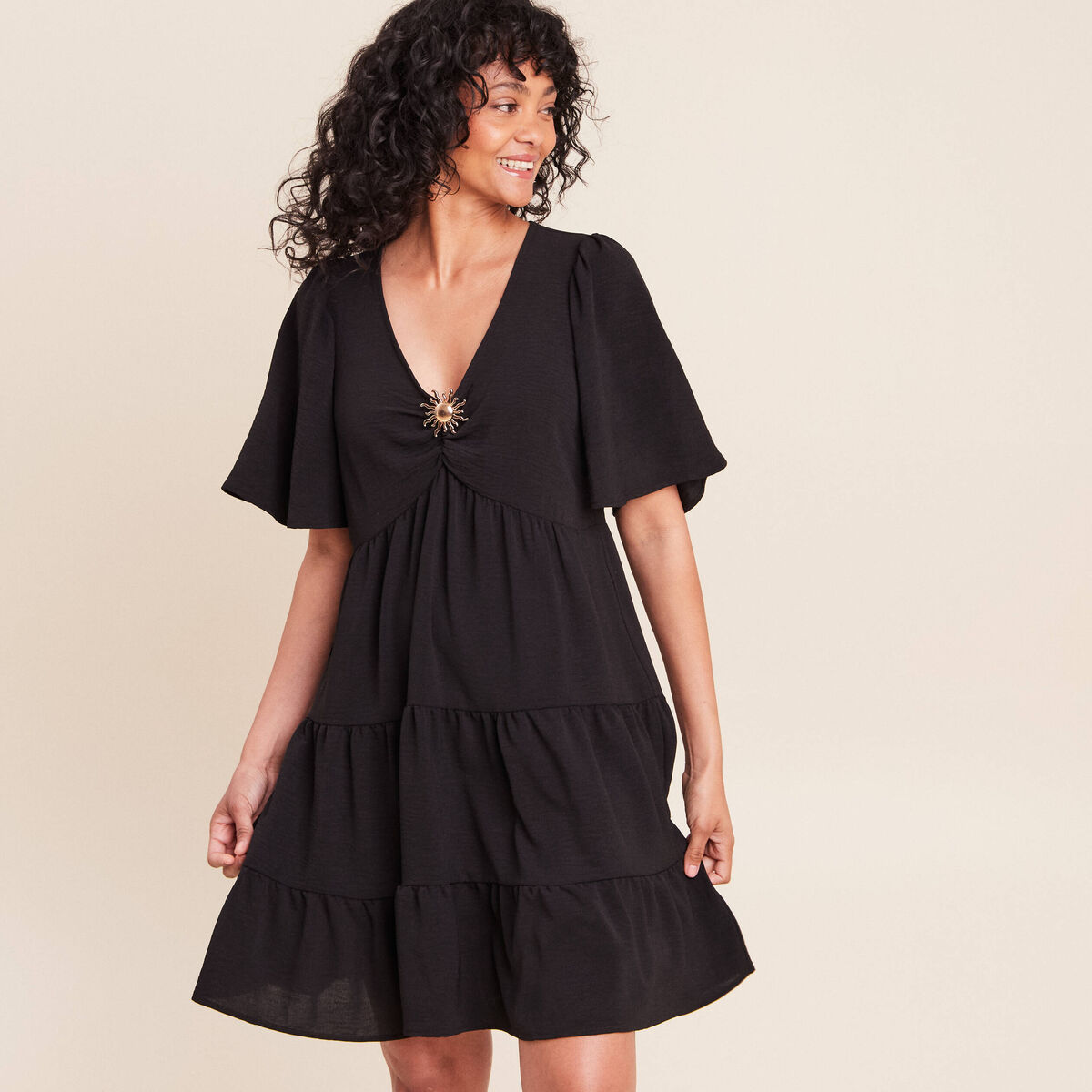 Robe courte &eacute;vas&eacute;e col v manches courtes noir femme