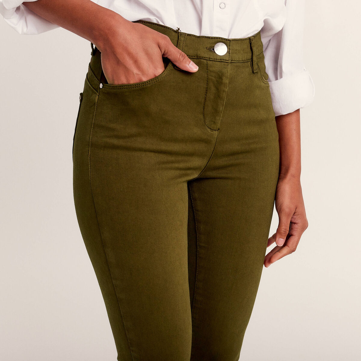 Jean magique ajusté taille standard vert kaki femme